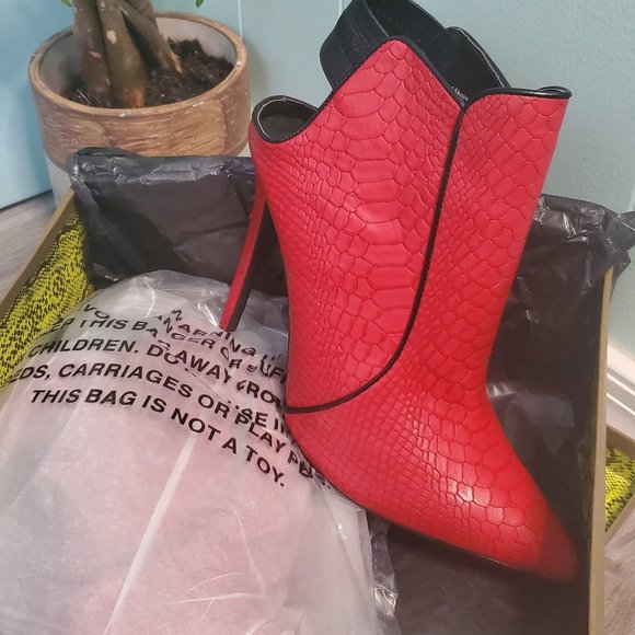 Paladora Booties by Privileged - Picture 6 of 13